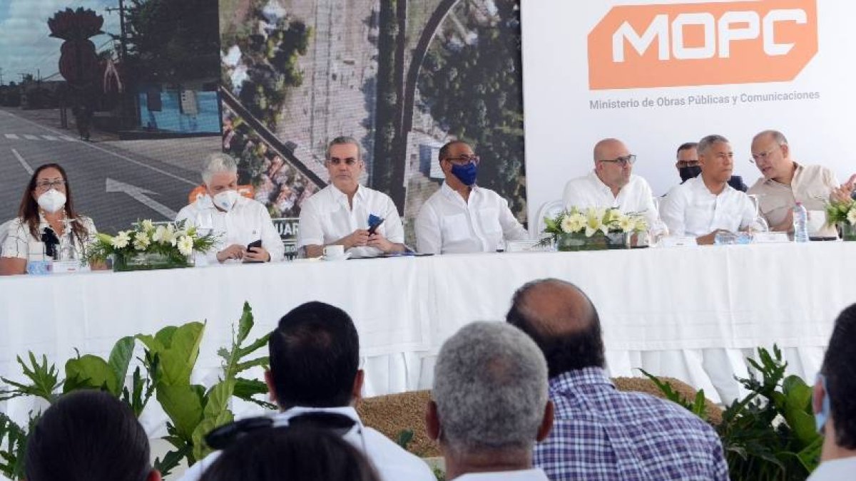 Abinader y Deligne Ascención en autopista. Wilson Aracena