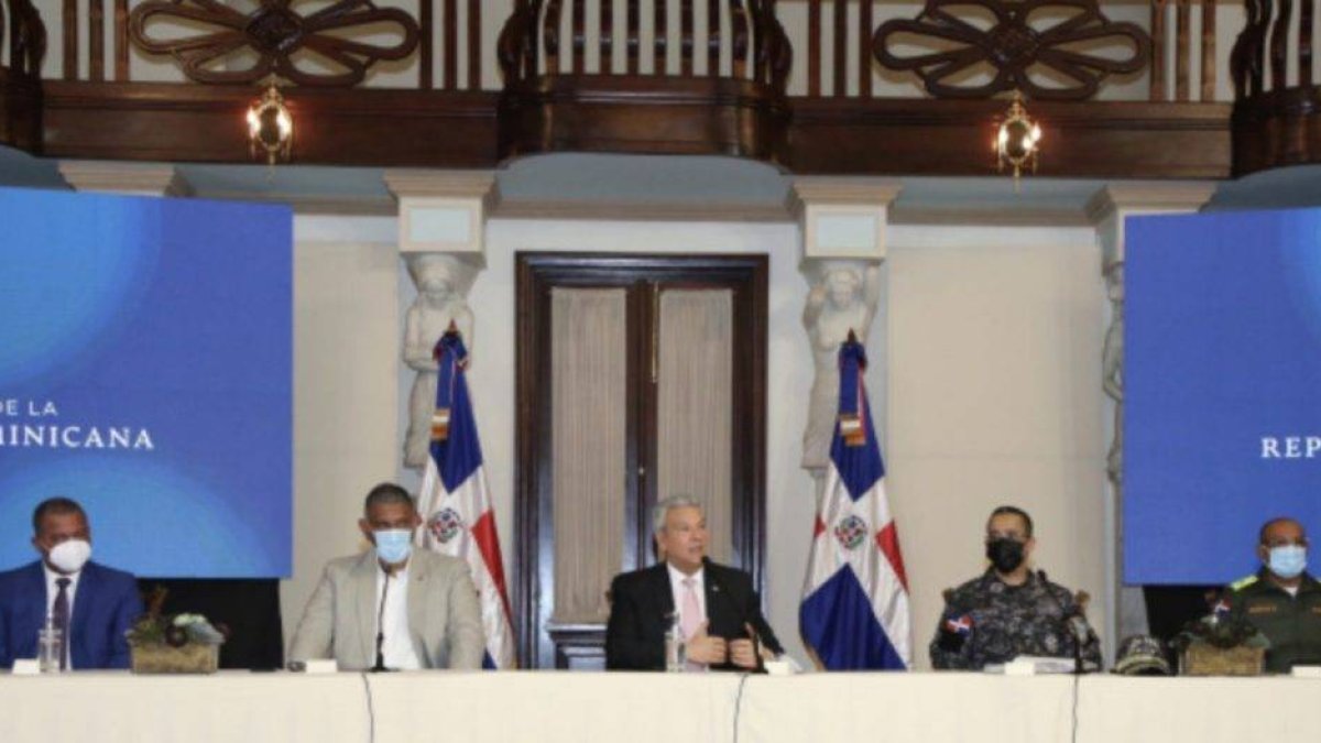 El Gobierno, a través del Instituto Nacional de Tránsito y Transporte Terrestre (INTRANT), arreciará a partir de este martes 21 de septiembre en el Gran Santo Domingo (GSD), el programa de identificación de motocicletas para todos los usuarios del referido tipo de transporte y les dio un plazo hasta el próximo 20 de octubre, a los fines de que puedan regularizar su situación.
Al exponer los detalles de la iniciativa, el director del INTRANT, Rafael Arias, advirtió que, una vez concluido el plazo dado para tales fines, quienes no se regularicen serán fiscalizados y sancionados de conformidad con lo establecido en la Ley 63-17 de movilidad, transporte terrestre, tránsito y seguridad vial.  Hoy/Fuente Externa 20/09/21