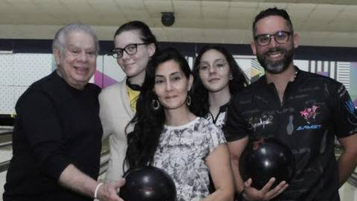 El inmortal del Deporte Rolando Sebelén y Joshua Villari, en la ceremonia junto a Laura de Mejía, María Laura y Avril María Mejía.
