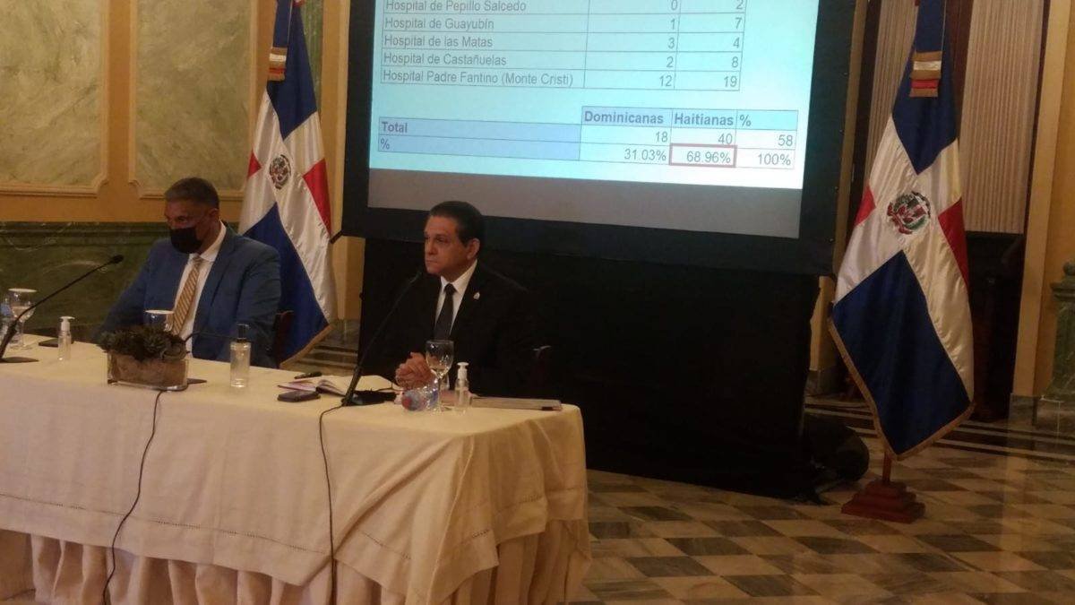 Daniel Rivera y Jesús Vásquez Martínez encabezaron la rueda de prensa sobre el tema de embarazadas haitianas.