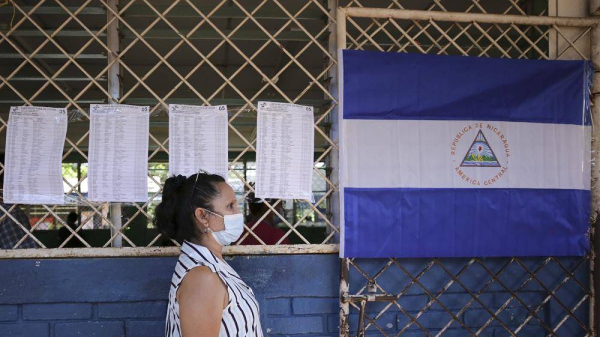 Una mujer espera para emitir su voto en un colegio electoral durante las elecciones generales el domingo 7 de noviembre de 2021, en Managua, Nicaragua. (Foto AP/Andrés Nuñes).