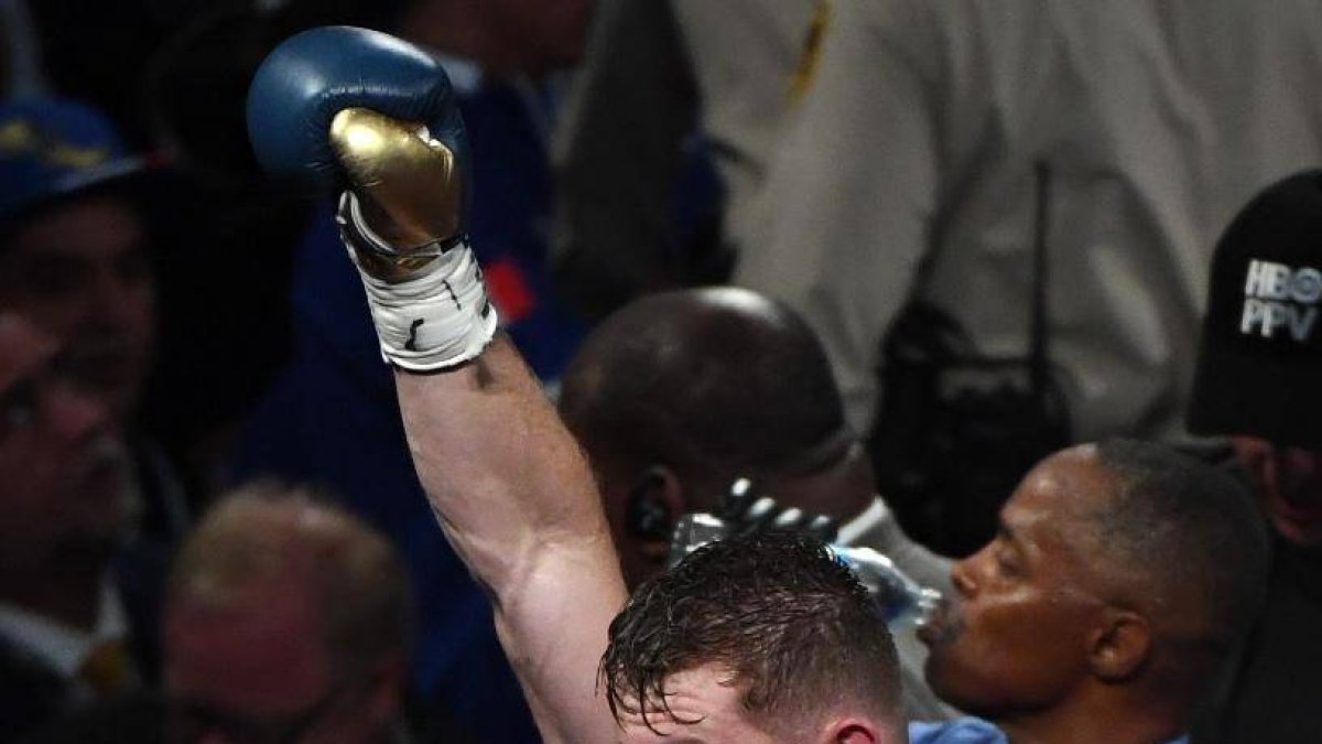 Saúl “Canelo” Alvarez levanta su mano derecha