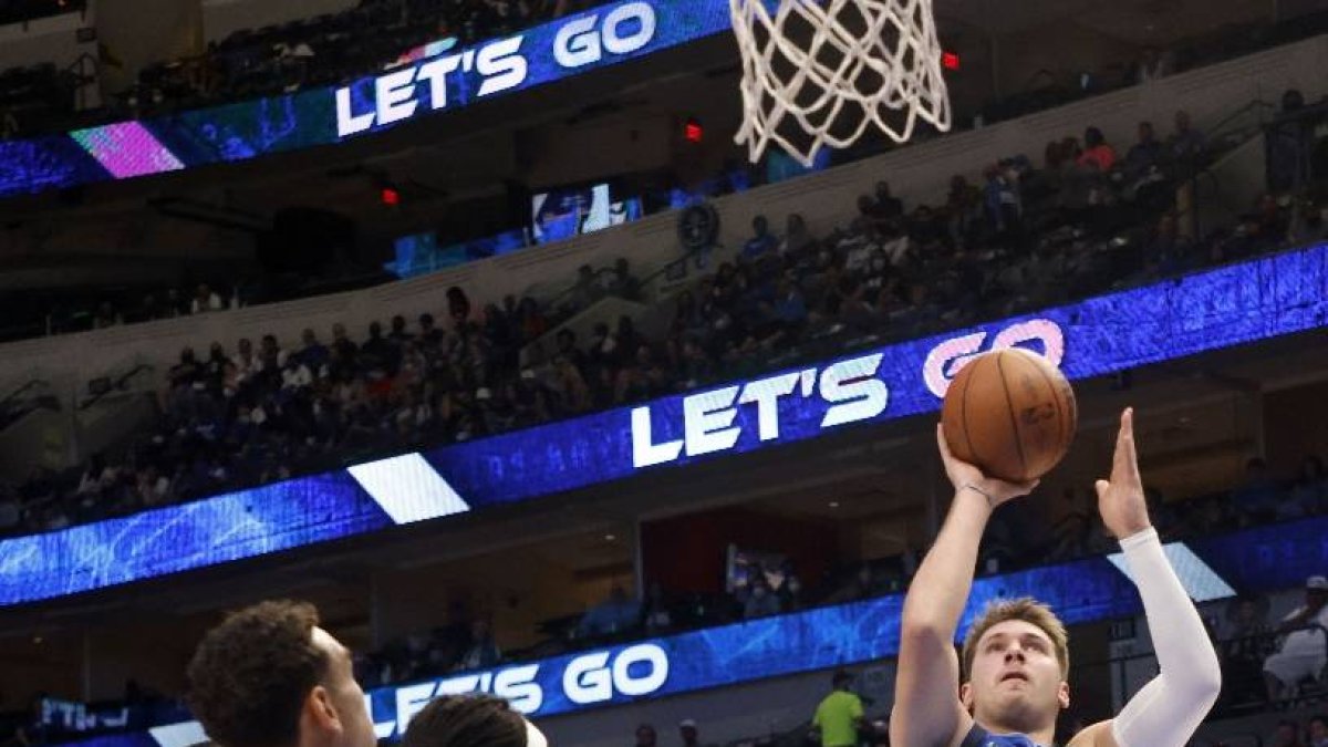 Doncic logra un doble doble en victoria de Mavericks