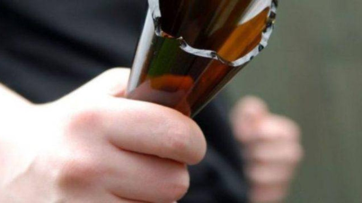 Hombre con botella en la mano. Fuente externa.