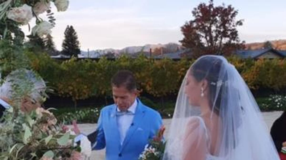 Momento en que los comunicadores Iván Ruiz y Laura Guzmán se casaron.