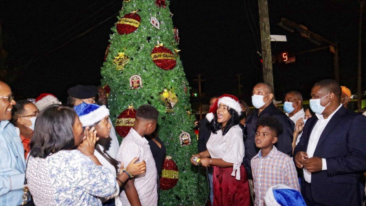 Momento del encendido del árbol de navideño.