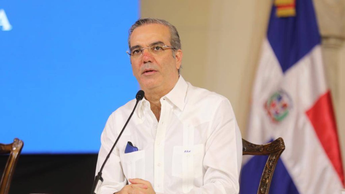 Luis Abinader, presidente de la República Dominicana, recibe informe final de la policía.