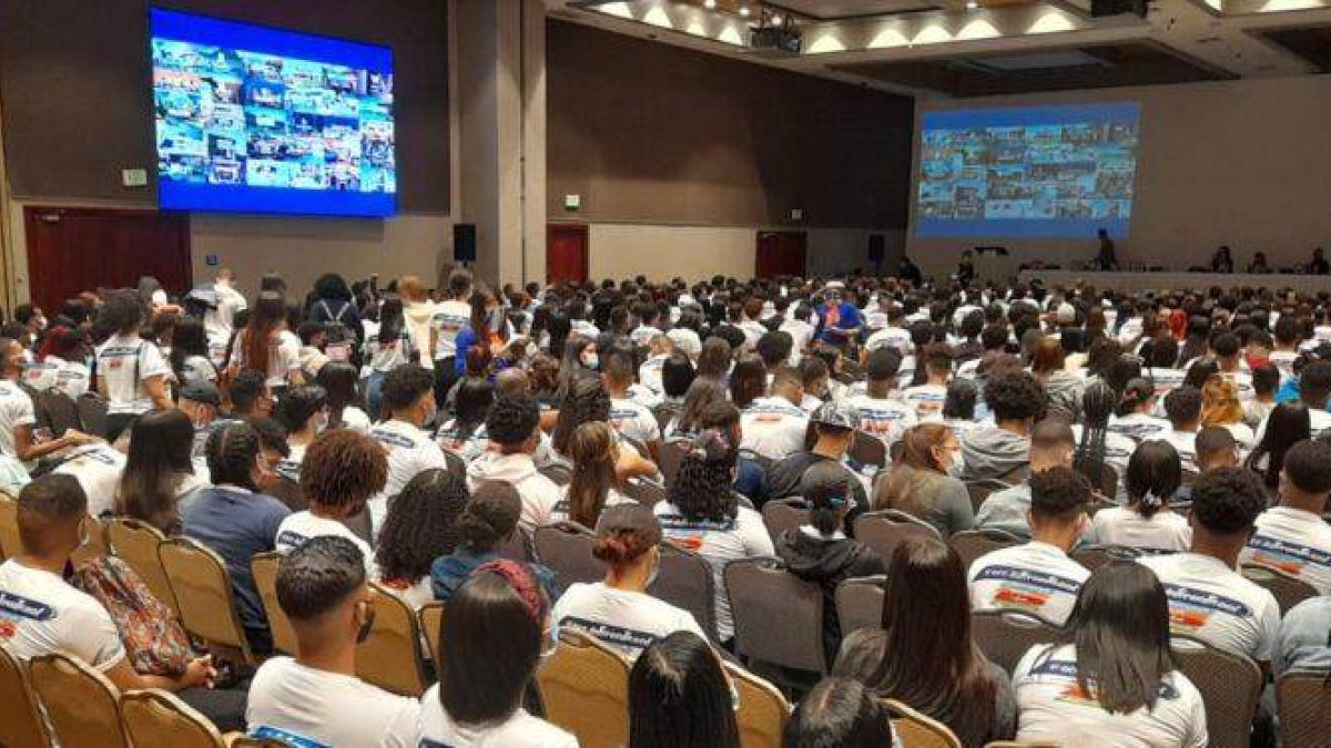 Cientos-de-jovenes-asistieron-a-la-feria-750×375