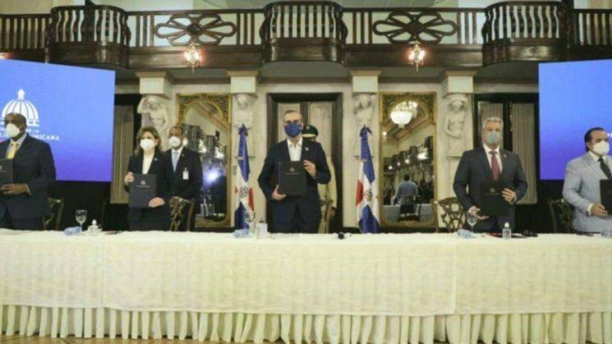 El Ministro de Energía Antonio Almonte, la vicepresidenta Raquel Peña, el presidente Luis Abinader, Lisandro Macarrulla y José Ignacio Paliza.