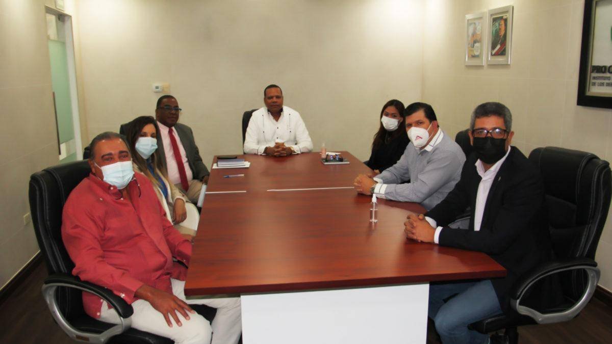 El director ejecutivo de Pro Consumidor, doctor Eddy Alcántara, durante la reunión con los directivos de la Asociación Dominicana de Constructores y Promotores de Viviendas.