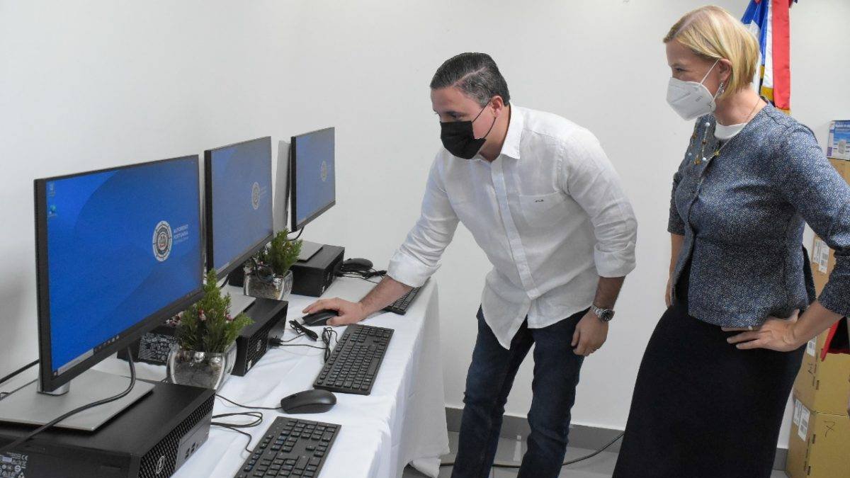 Director Autoridad Portuaria, Jean Luis Rodríguez hace entrega de equipos tecnológicos para afianzar los proceso de modernización del Sistema Portuaria Nacional.