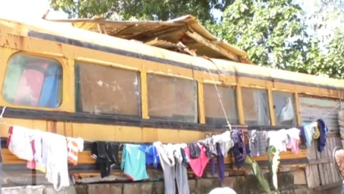 El autobús escolar fue convertido en una casa para seis personas.