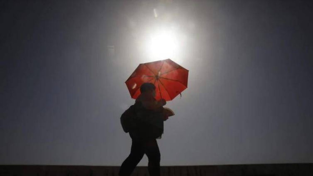 En latín, “vigilis exceptus” significa centinela o guardia, mientras que “vigilia” significa velar, mantenerse alerta por la noche y el acto de permanecer de guardia de forma entregada.