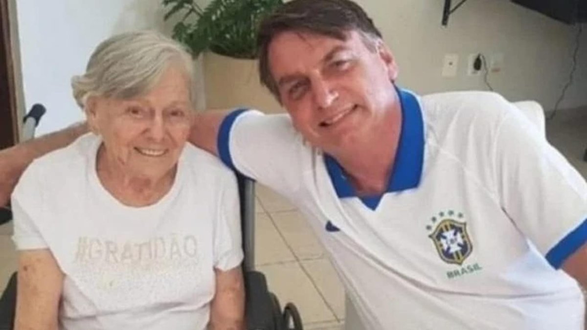 Jair Bolsonaro y su madre. Fuente externa.