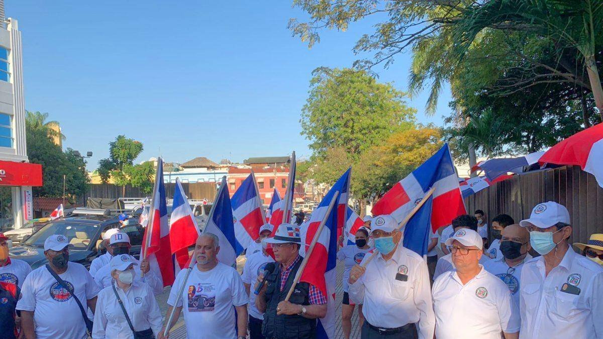 El presidente del Instituto Duartiano, Wilson Gómez Ramírez y otros directivos.