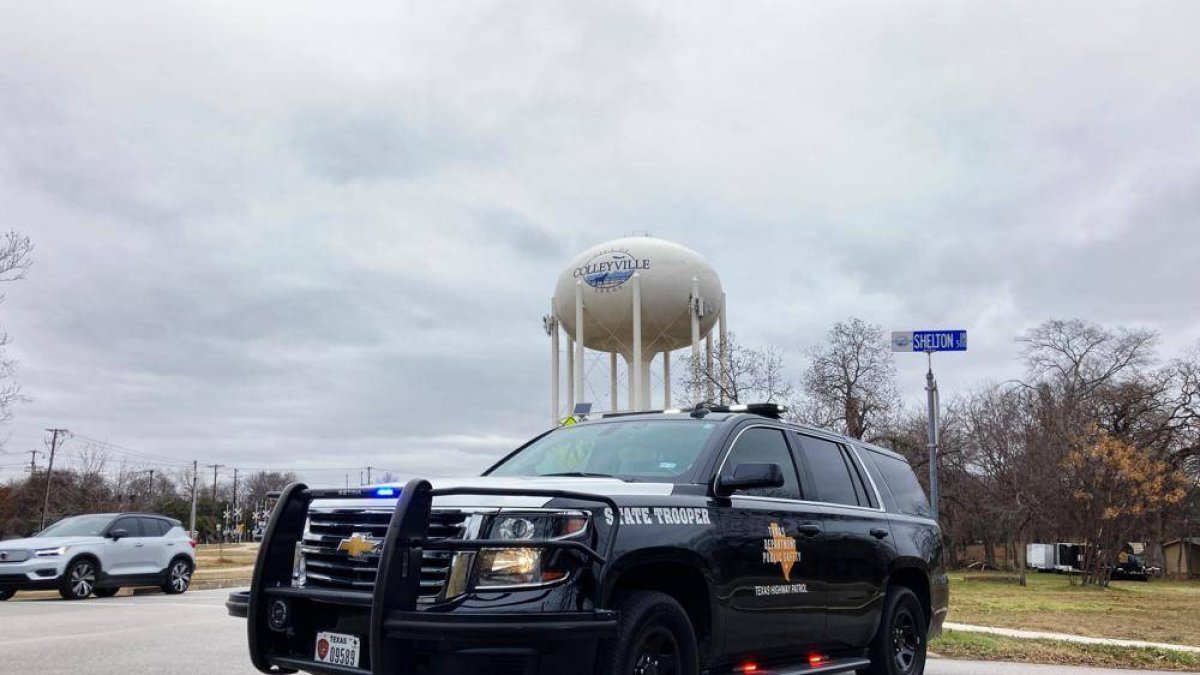 Una patrulla estatal de Texas obstruye una calle que conduce a una sinagoga en Colleyville, Texas, donde al parecer un hombre había tomado rehenes, el sábado 15 de enero de 2022. (AP Foto/Jake Bleiberg)
