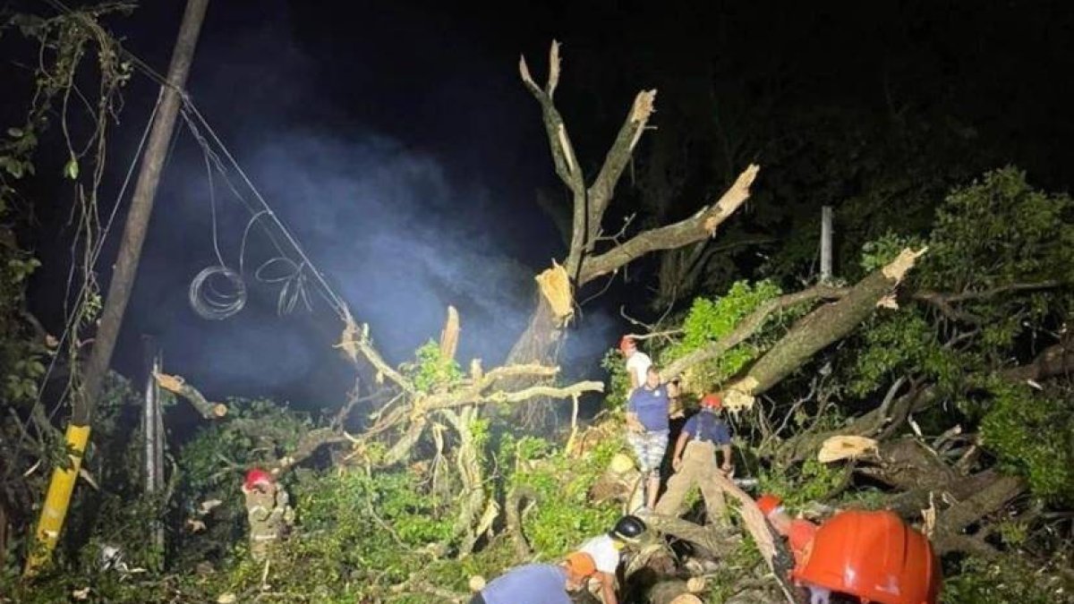 Edenorte informa trabaja para restablecer servicio a usuarios afectados por lluvias
