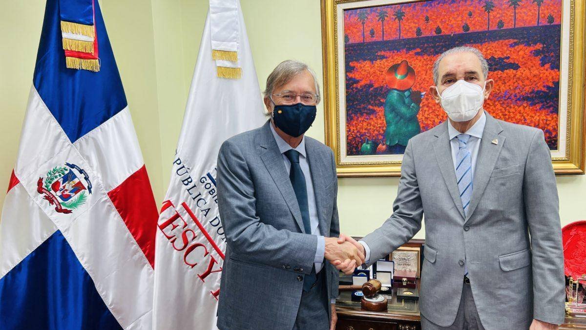 García Fermín subrayó que la reunión con el diplomático también tuvo la finalidad de abordar temas relacionados a la Cumbre Iberoamericana de Ministro(a)s de Educación Superior