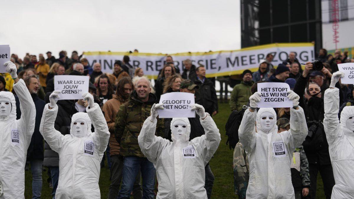 Amsterdam (Netherlands), 02/01/2022.- People protest at the Museumplein against the government-imposed lockdown measures to curb the spread of the Sars-C0v-2 coronavirus, despite the municipality's ban on a demonstration of Samen voor Nederland (Together for the Netherlands) in Amsterdam, Netherlands, 02 January 2022. Dutch authorities have previously sent out an urgent appeal to Samen voor Nederland (Together for the Netherlands) and demonstrators not to come to Amsterdam, otherwise security forces will be forced to intervene. The Netherlands enforced a hard lockdown from 19 December 2021 until at least 14 January 2022 to curb the rapid spread of the Omicron variant of SARS-CoV-2. (Protestas, Países Bajos; Holanda) EFE/EPA/PHIL NIJHUIS