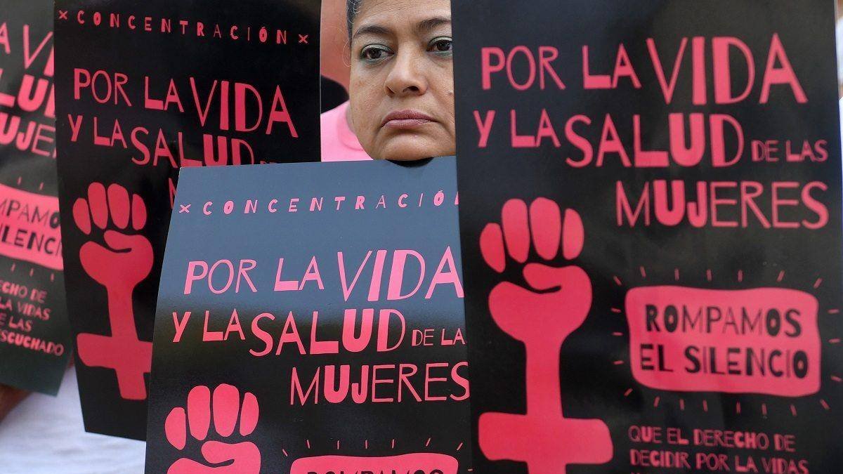 La legislación salvadoreña penaliza toda forma de aborto, incluso el terapéutico