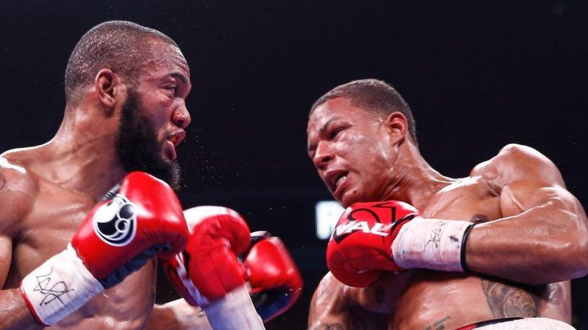 “Banana” Rosario conecta su izquierda en rostro rival.
Detiene a Williams y captura los títulos mundiales de la AMB, FIB y IBO