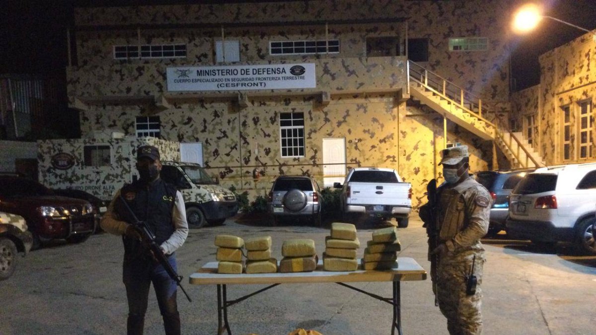 La sustancia, que tuvo un peso de 100 libras, a confirmar en el Instituto Nacional de Ciencias Forenses (INACIF) estaba en dos sacos de color blanco.