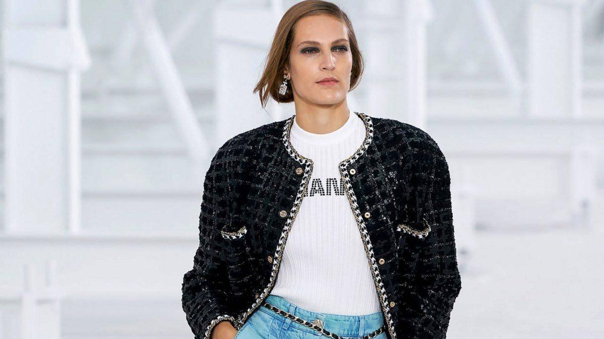 Los jeans súper anchos  también se adaptan a esta tendencia   y hasta son aptos para la oficina. Esta propuesta es de la colección de Primavera-verano de Chanel.