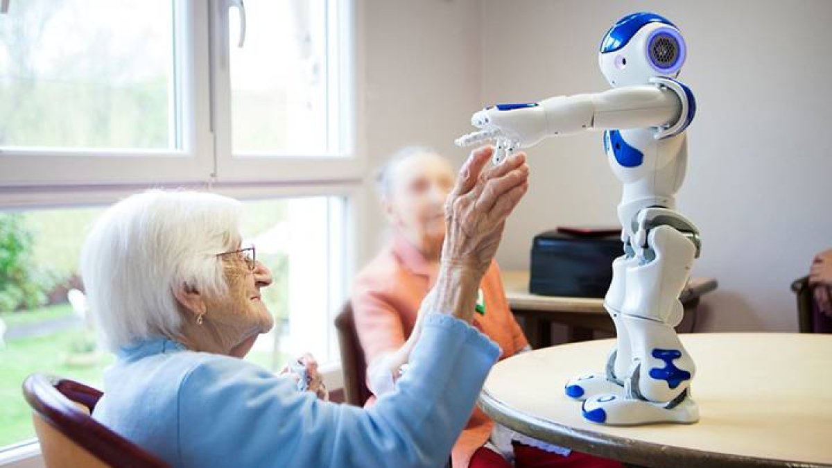 Desarrollan un robot para asistir a los ancianos y ofrecerles compañía