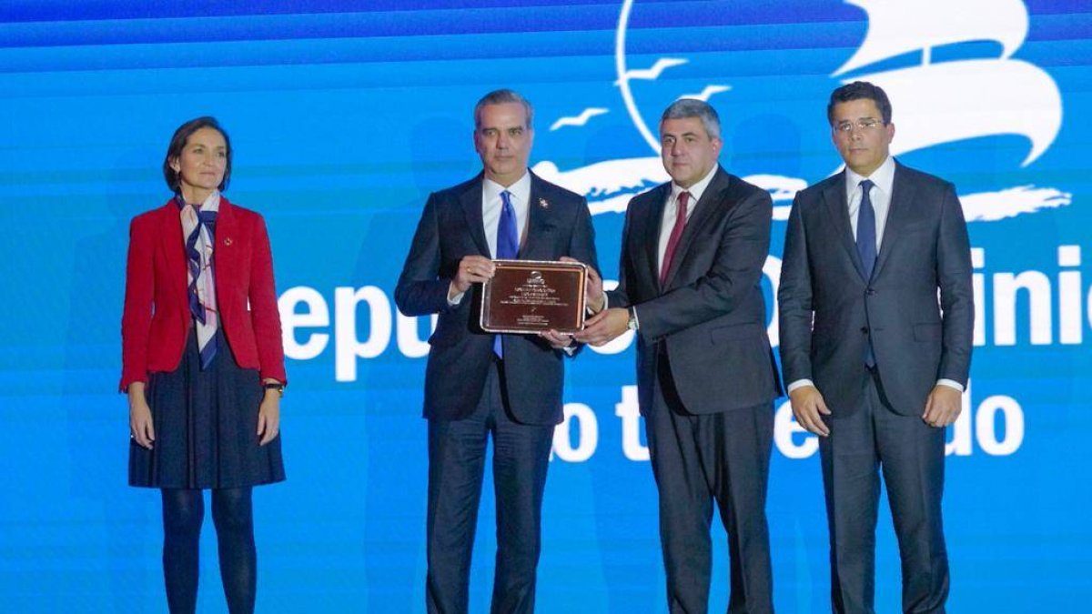El premio fue entregado por el secretario general de la OMT, Zurab Pololikashvili , al presidente Luis Abinader