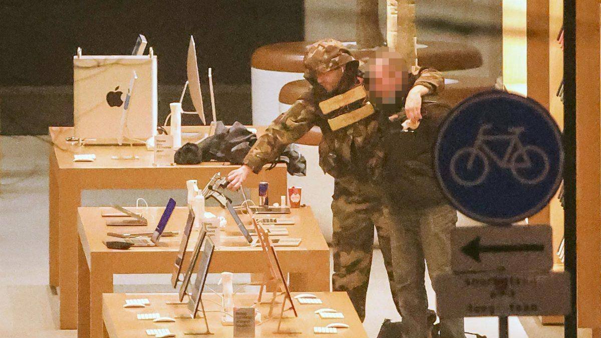 La Policia en Amsterdam liberó a los rehenes que estaban en la tienda Apple.