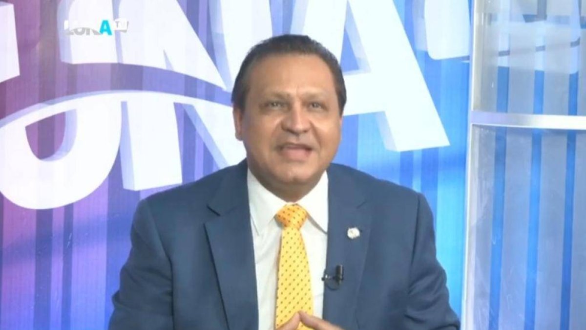 Diputado del PLD, Mayobanex Martínez al realizar declaraciones sobre Rafael Paz.