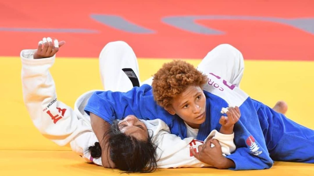 Estefania Soriano en medio de una lucha