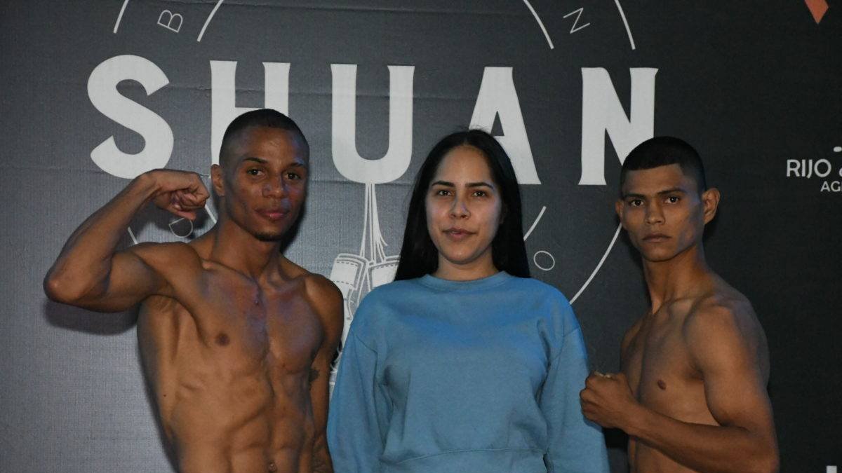 Norberto “Meneíto” Jiménez (izq) y Keyvin Lara, de Nicaragua, junto a Bélgica Peña.