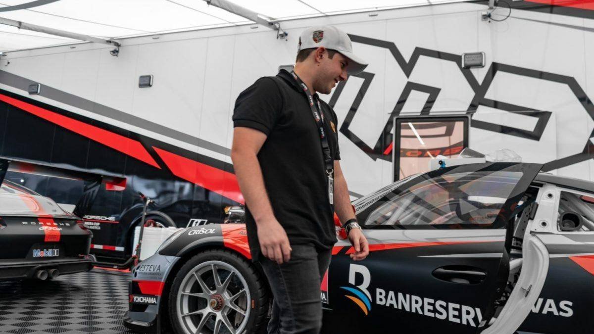 El piloto Jimmy Llibre, con su carro de carrera.