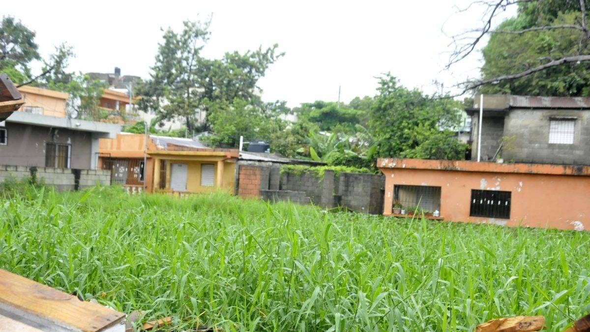 En La Laguna, kilómetro 18 autopista Duarte, dueños de estas casas optaron por abandonarlas.