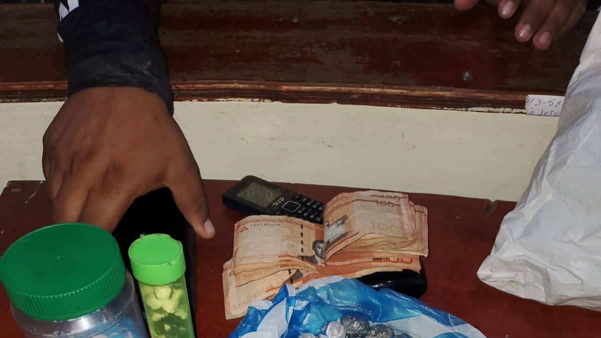 Apresan hombre en La Vega con 410 porciones presunta marihuana, cocaína y crack.