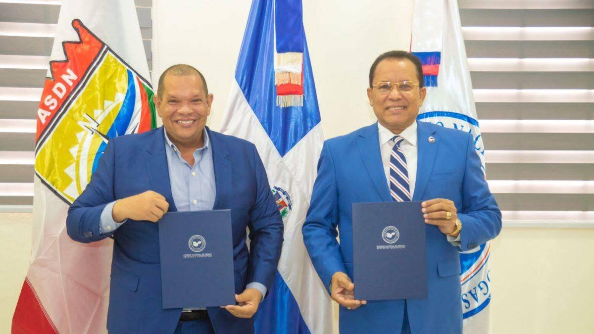 Carlos Guzman y , Jaime Marte Martínez tas firmar el acuerdo