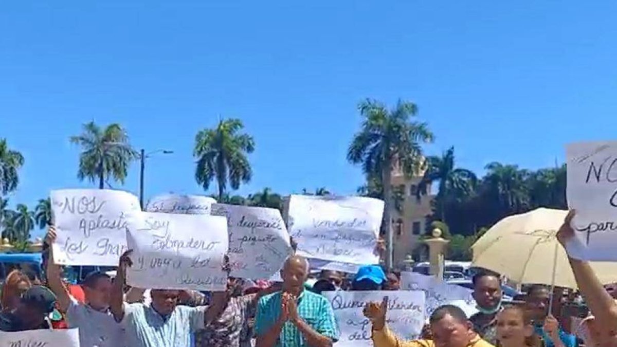 Por uso de tarjetas Supérate en grandes cadenas de supermercados un grupo de pequeños comerciantes se manifiestan frente al Palacio Nacional.