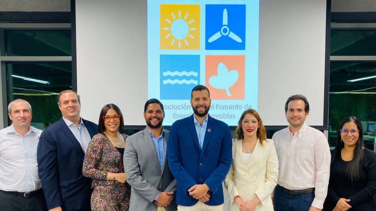 De izquierda a derecha, Ignacio García, Álvaro Vergara, Lizzie González, Victor Garrido, Marvin Fernández, Michelle Abreu, Marco Antuña y Paola Pimentel.