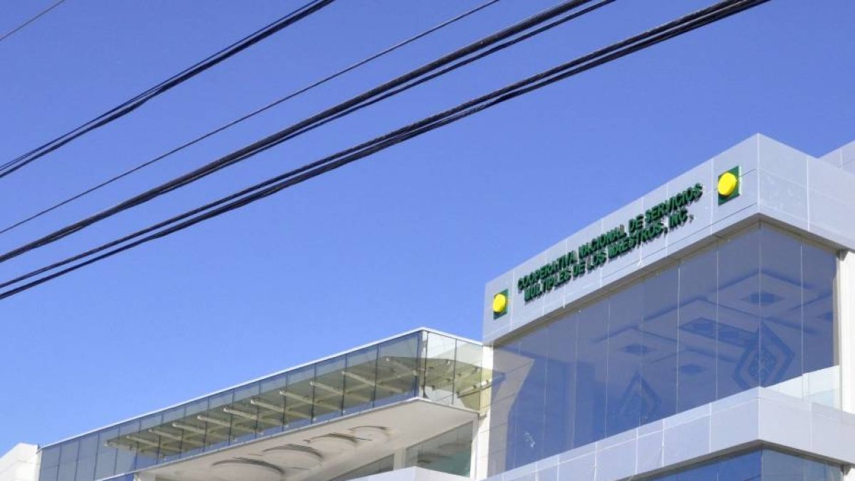 Edificio de la COOPNAMA en el municipio Santo Domingo Este.