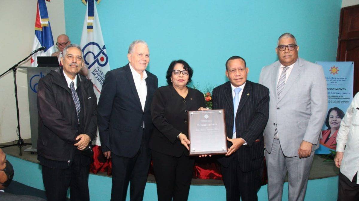 La rectora de la UASD, doctora Emma Polanco Melo, recibió la distinción de manos del doctor Urías Espaillat, presidente de la Academia Dominicana de Ciencias Políticas (ADCP), junto a otros directivos de la entidad.