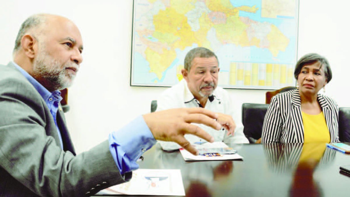 Eduardo Hidalgo, presidente de la ADP, junto a Julio Canelo, secretario general y Primitiva Medina, segunda vicepresidenta del gremio.