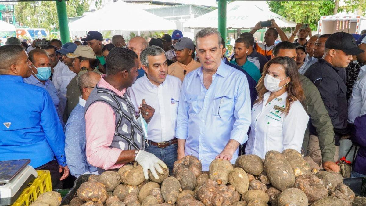 Abinader en mercados de INESPRE