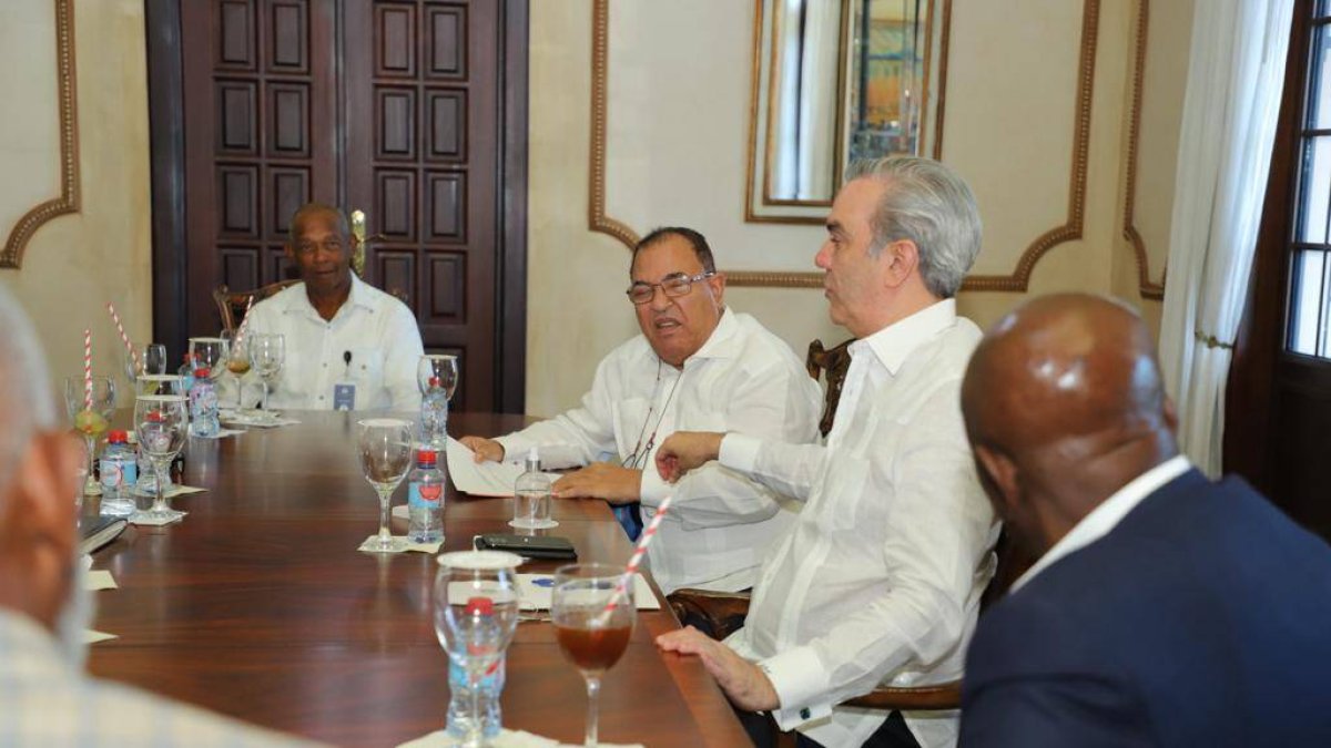 El mandatario adoptó la medida luego de recibir en el Palacio Nacional a una  delegación.