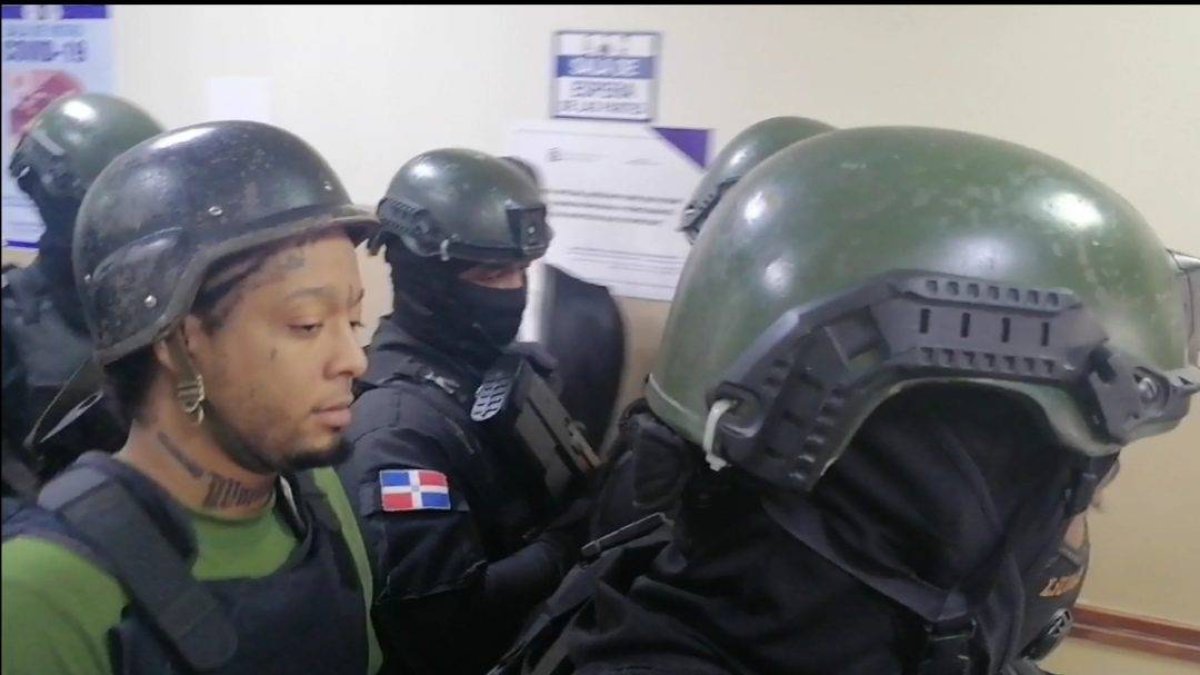 Está acusado de, alegadamente, violar a menor de edad