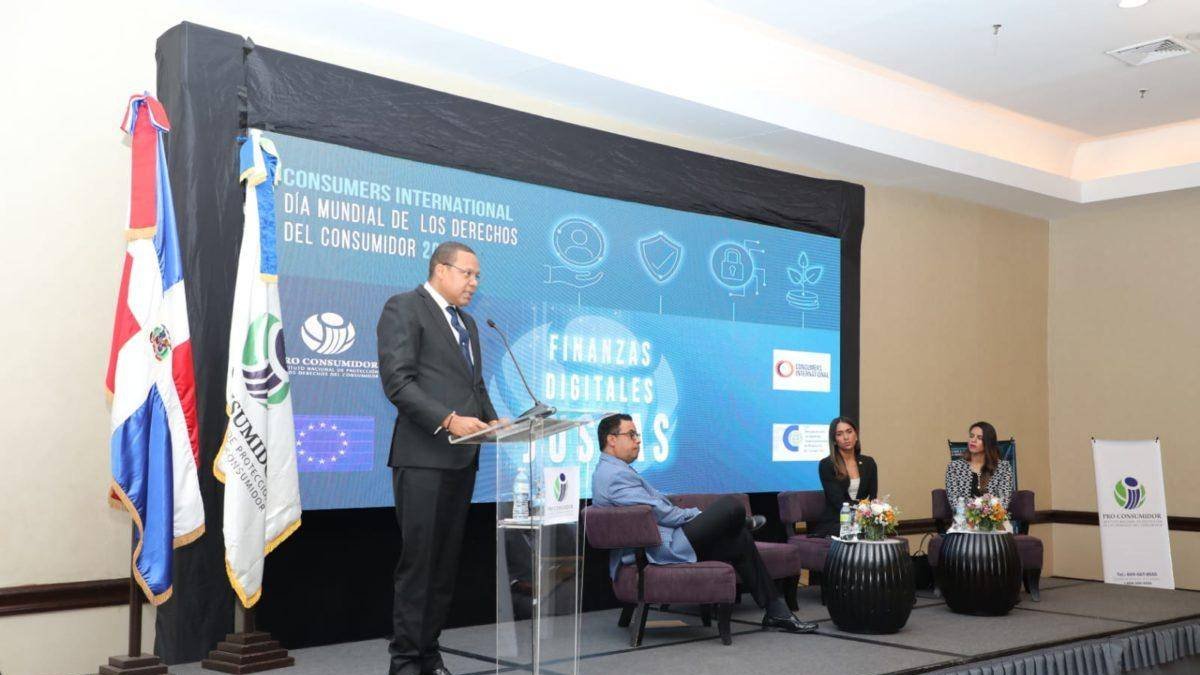 El director ejecutivo de Pro Consumidor, Eddy Alcántara, habla en la conferencia con motivo del Día Mundial de los Derechos del Consumidor.