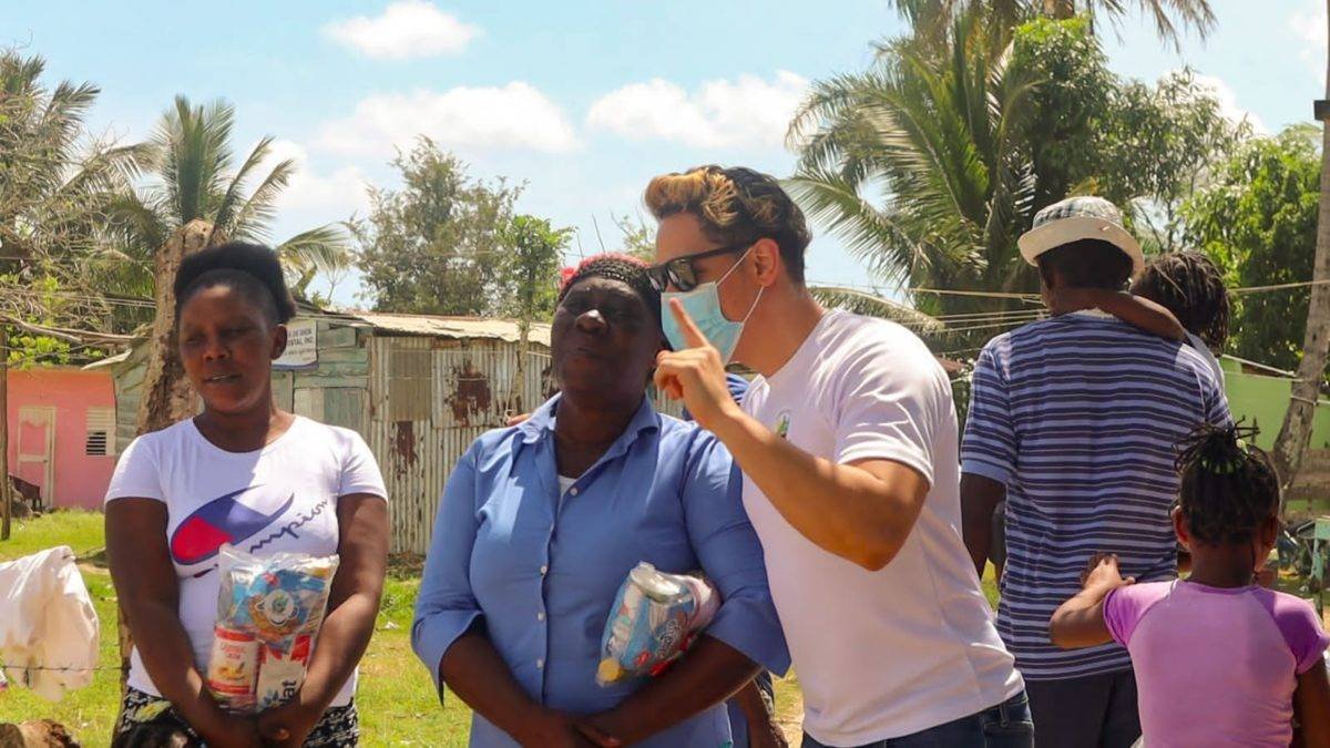 Doctor Milton Herrera, hablando con los moradores de los bateyes de Hato viejo después de entregar los kit de habichuelas con dulce.