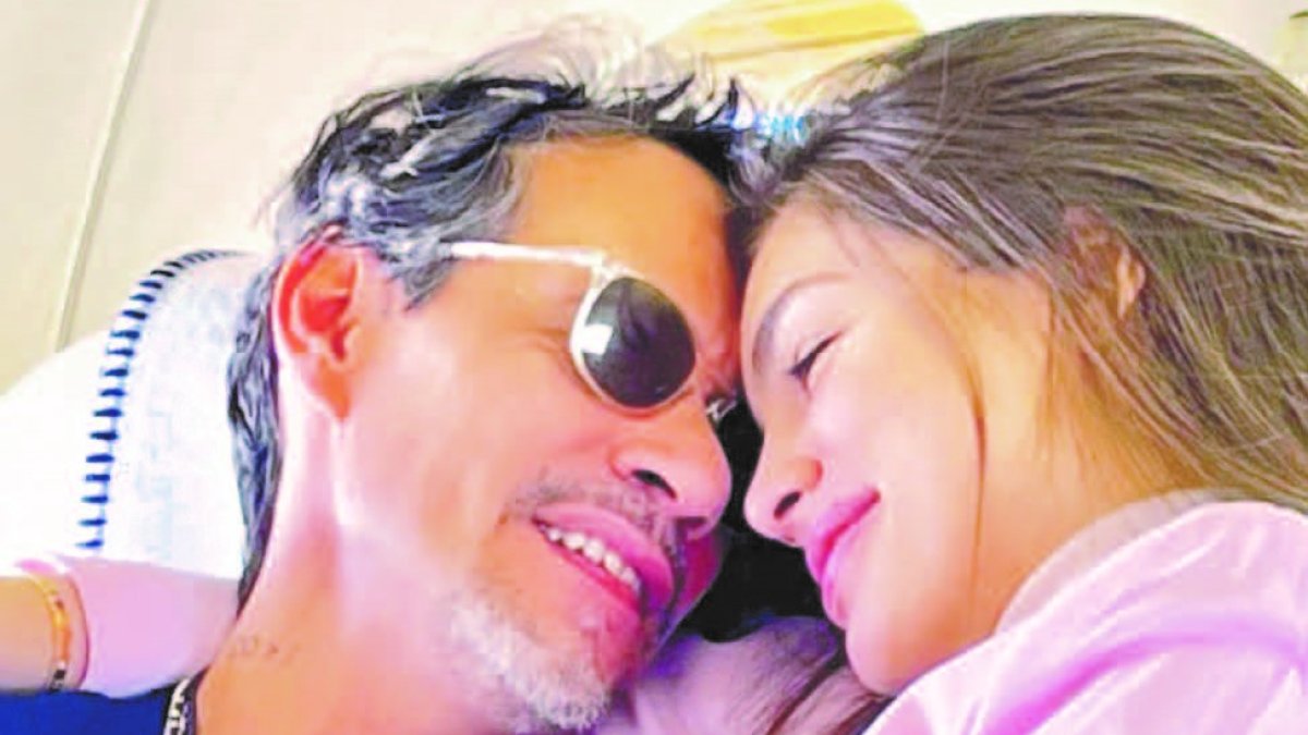 Marc Anthony y su novia Nadia Ferreira