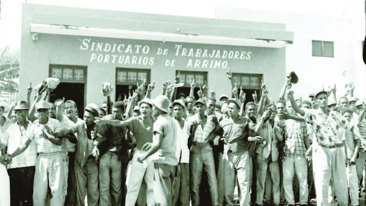 Manifestación de obreros portuarios en 1961./ FOTO MILVIO PÉREZ.