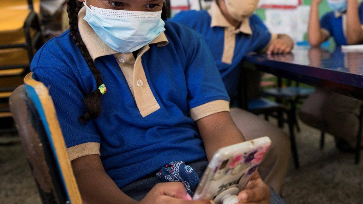 El 86.4% de la población se ha vacunado con al menos una dosis contra el covid-19.